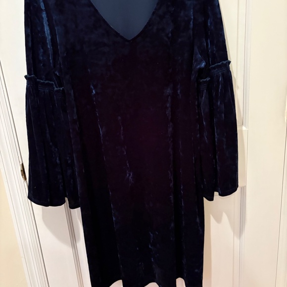 Karen Kane blue crushed velvet v-neck dress with flare sleeves size XL like new - Picture 4 of 6